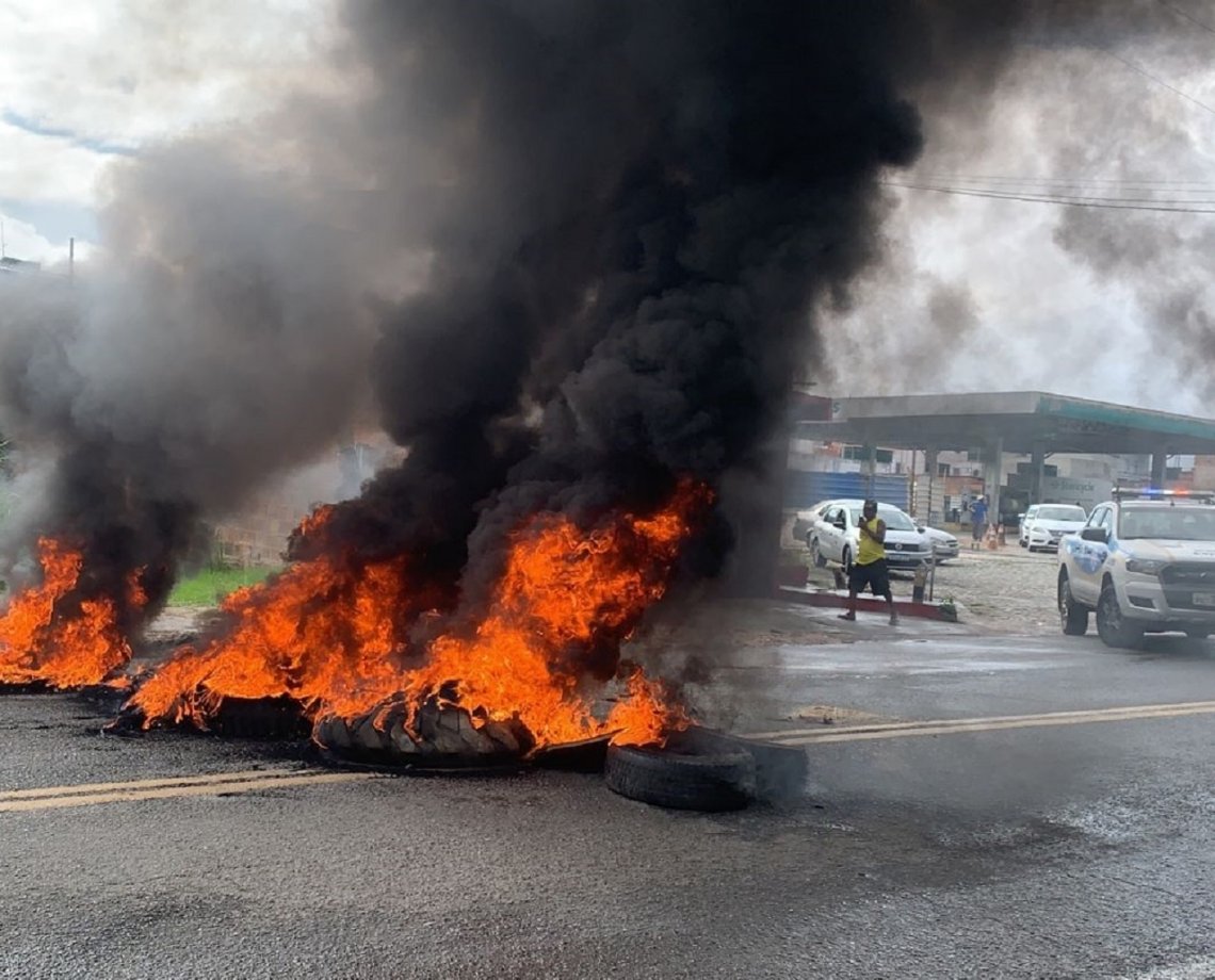 Contra o aumento no preço de combustíveis, manifestantes interditam Estrada do Derba; bombeiros combatem fogo na pista