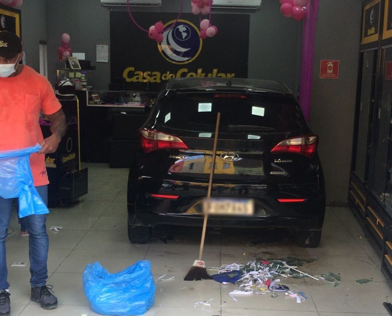 Sai da frente! Bandidos usam carro para arrombar loja de celulares no bairro da Liberdade