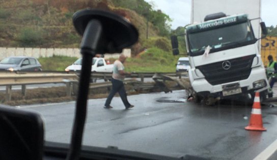 Susto: motorista perde controle da direção e caminhão acaba atravessando a pista na Via Parafuso