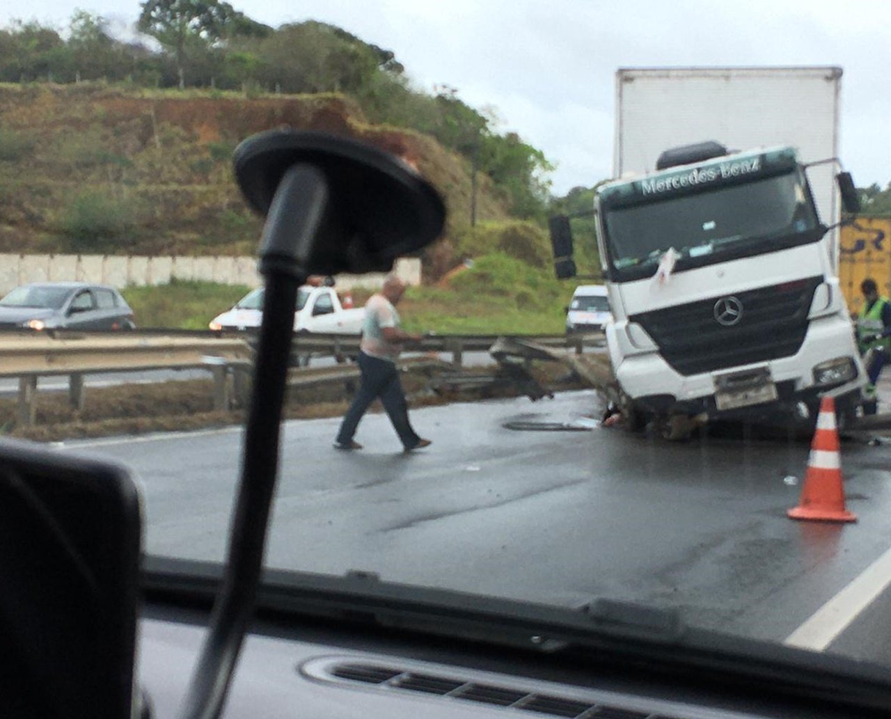 Susto: motorista perde controle da direção e caminhão acaba atravessando a pista na Via Parafuso