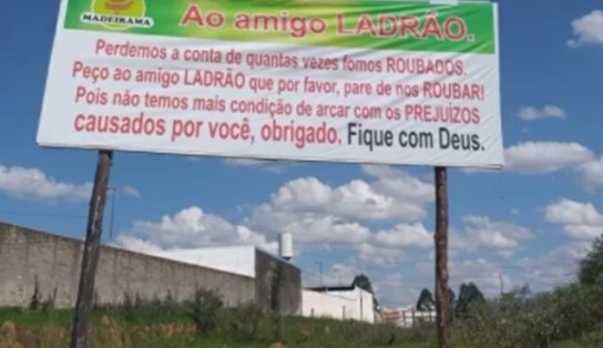 Após sofrer três furtos seguidos, empresário instala outdoor e manda recado ao ladrão: "por favor, pare de nos roubar!"