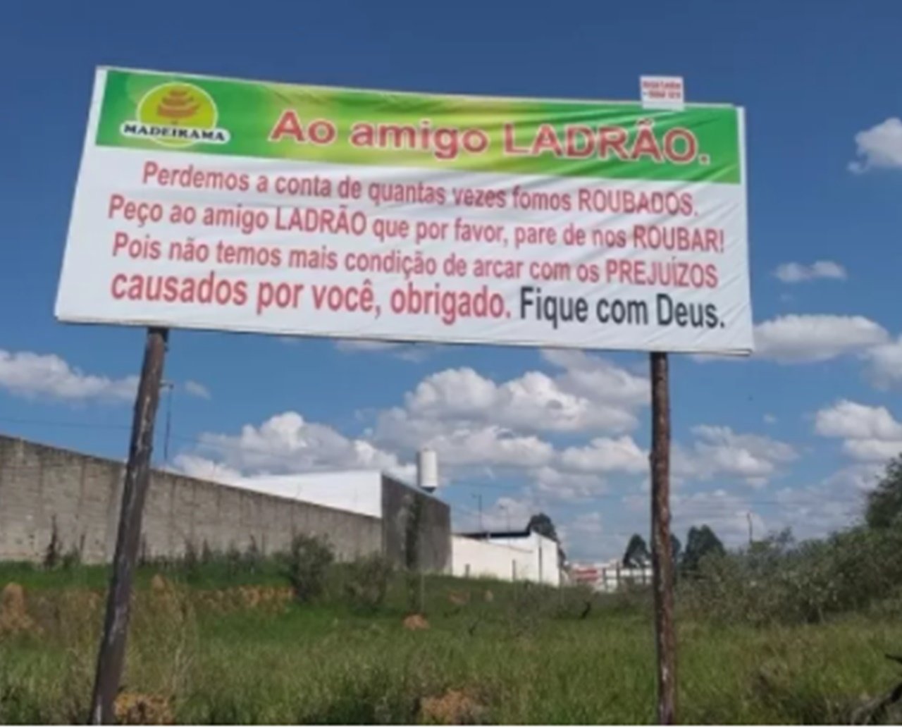 Após sofrer três furtos seguidos, empresário instala outdoor e manda recado ao ladrão: "por favor, pare de nos roubar!"