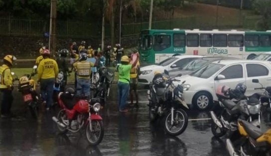 DE NOVO: protesto de motociclistas contra alta da gasolina congestiona Av. Paralela nesta quarta-feira