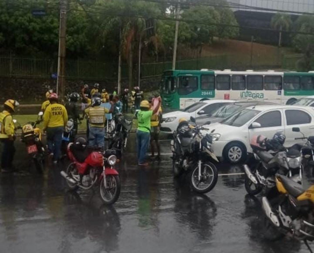 DE NOVO: protesto de motociclistas contra alta da gasolina congestiona Av. Paralela nesta quarta-feira