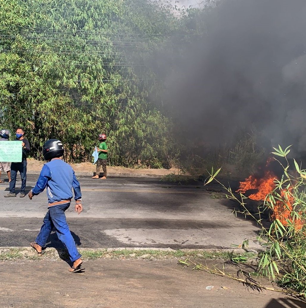 BA-528: mais uma vez, manifestantes ateiam fogo em pneus para bloquear pista em protesto contra aumento do preço da gasolina 