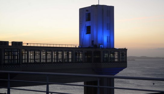 Monumentos de Salvador ganham iluminação especial em alusão ao Novembro Azul