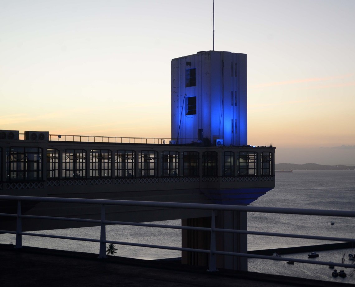 Monumentos de Salvador ganham iluminação especial em alusão ao Novembro Azul