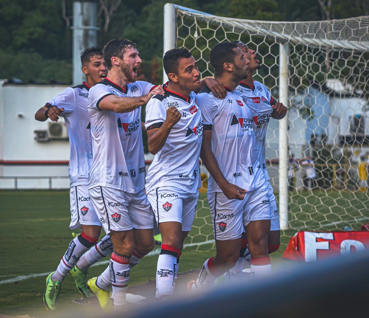 Para fugir do Z4 da Série B, Vitória recebe CSA, no Barradão, na tarde desta terça-feira