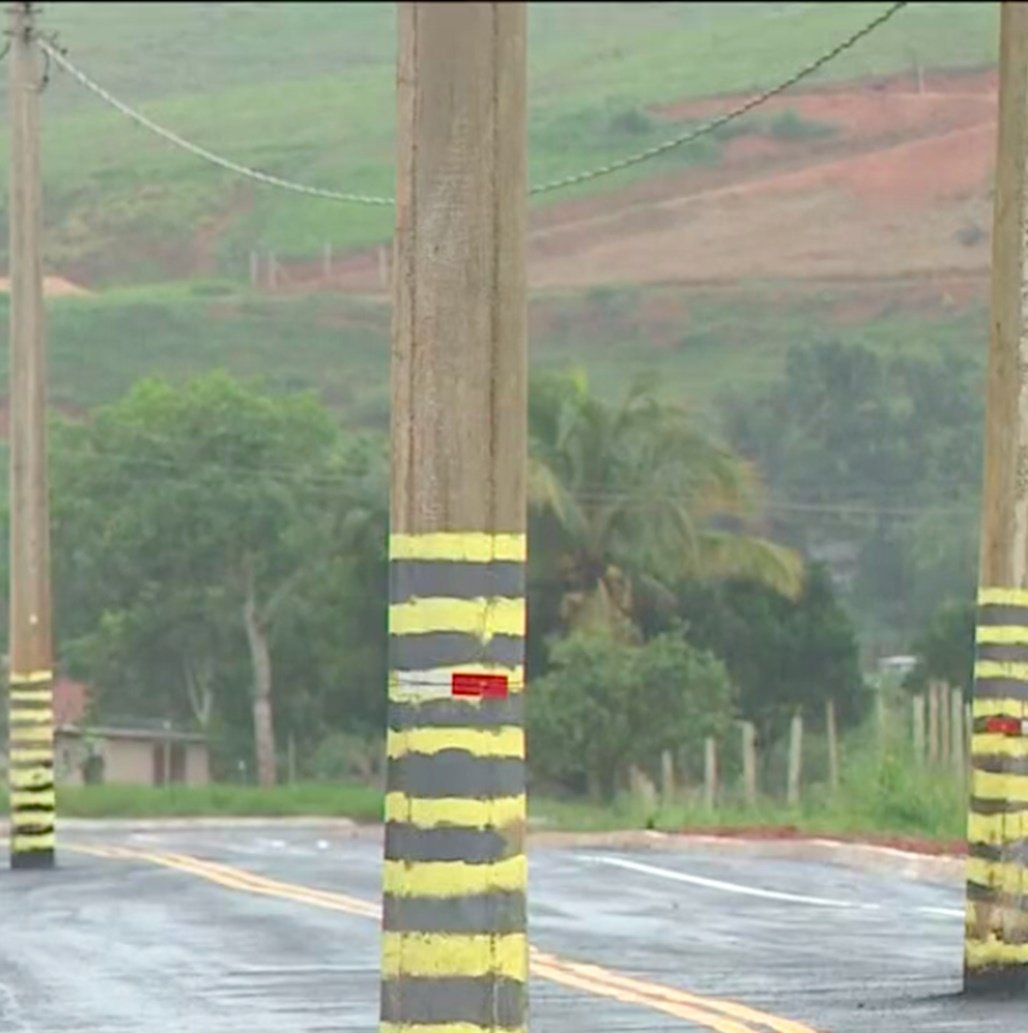 No Espírito Santo, rodovia é requalificada com direito a 'brinde': postes no meio da pista