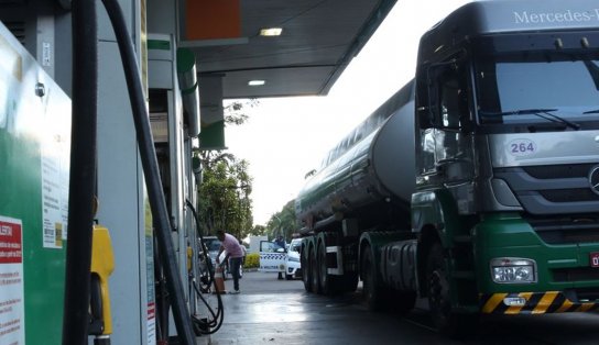 VÍDEO: no Porto de Salvador, caminhoneiros protestam contra aumento do diesel e cobram tabela de frete