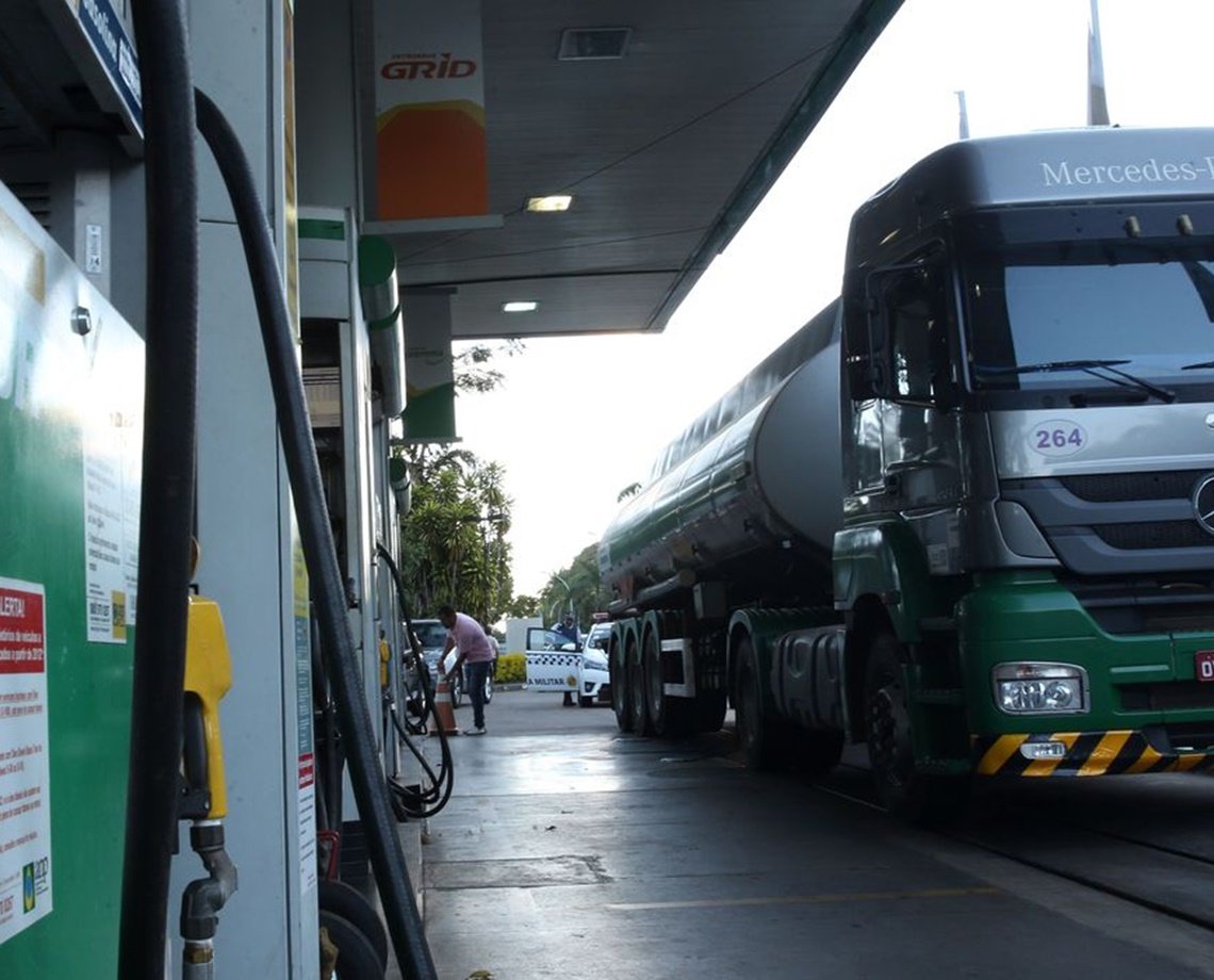 VÍDEO: no Porto de Salvador, caminhoneiros protestam contra aumento do diesel e cobram tabela de frete