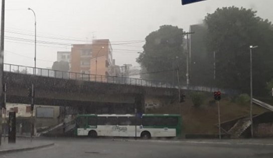 Forte chuva em Salvador provoca alagamentos e prejuízos; mau tempo deve permanecer até domingo 