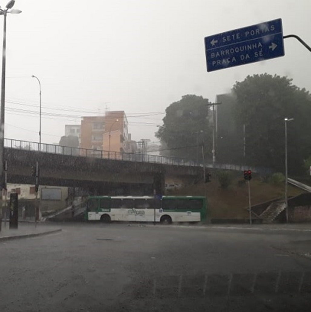 Forte chuva em Salvador provoca alagamentos e prejuízos; mau tempo deve permanecer até domingo 