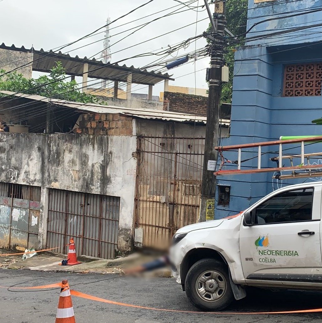 Homem é eletrocutado após ser atingido por fio de alta tensão, na Ladeira do Paiva, em Salvador