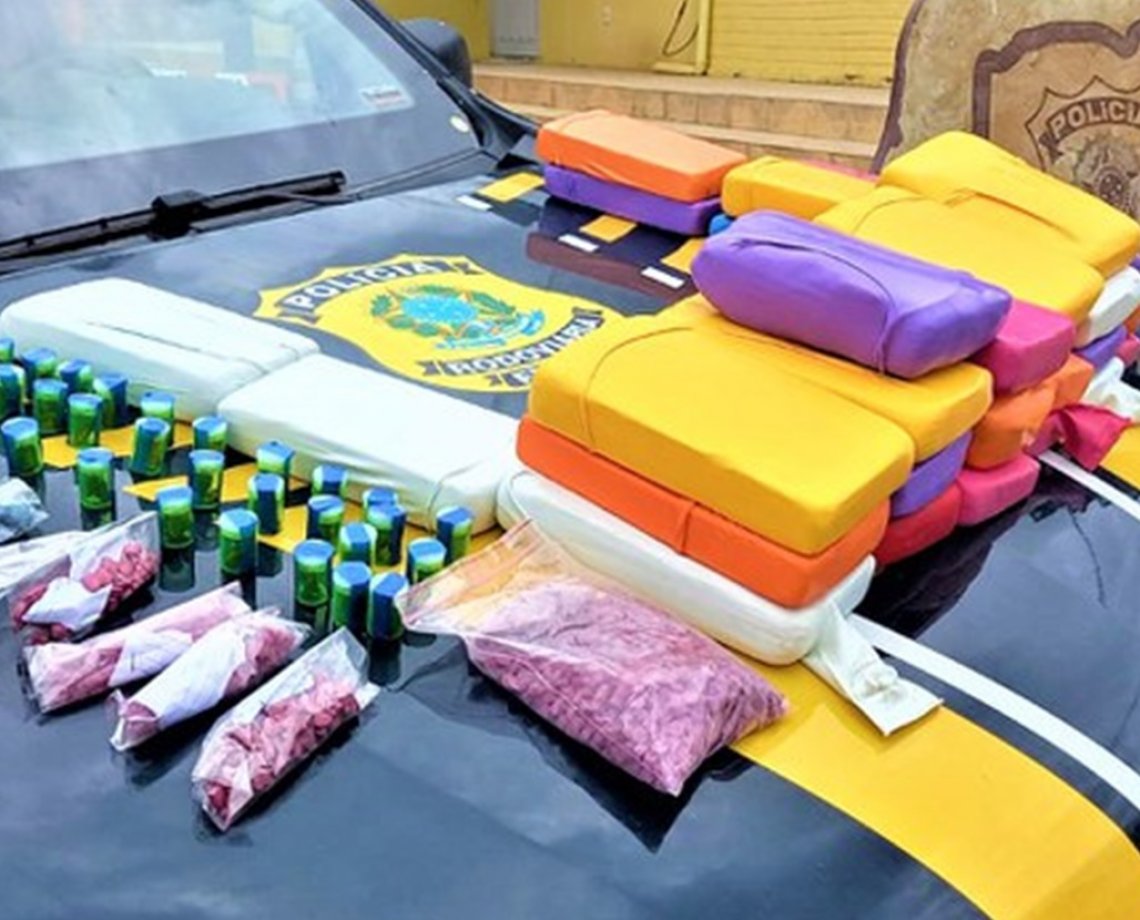 PRF prende homem que transportava cocaína, skunk e quase 2 mil comprimidos de ecstasy dentro de ônibus, na BR 242 