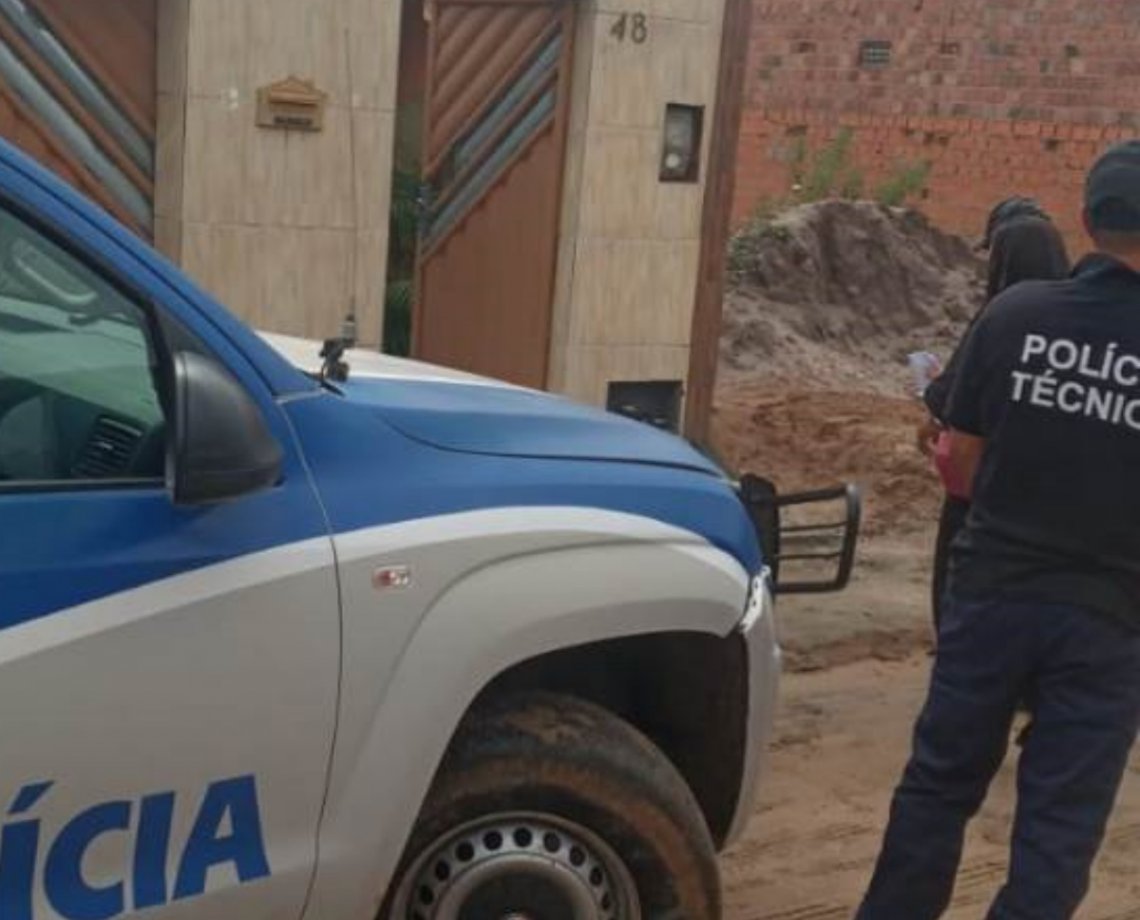 Após matar companheira a facadas, suspeito liga para o 190 para confessar o crime