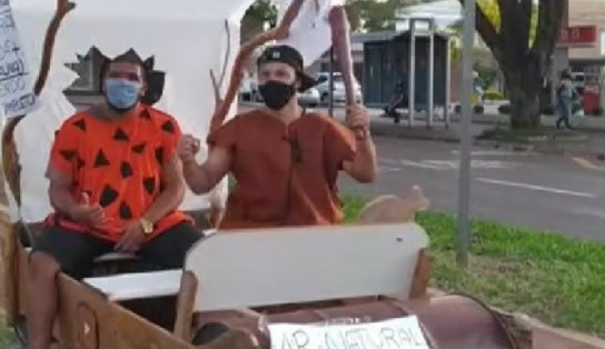 Carro dos Flintstones é usado em protesto bem-humorado contra preço da gasolina; será que a moda pega? 