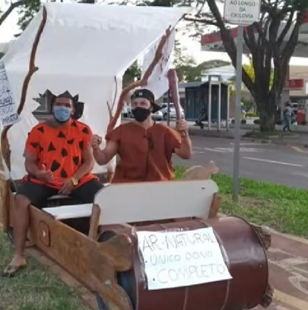 Carro dos Flintstones é usado em protesto bem-humorado contra preço da gasolina; será que a moda pega? 