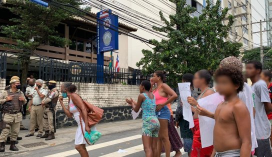 Familiares de jovem morto após ação policial no Nordeste de Amaralina protestam em frente à Corregedoria da PM; vídeo