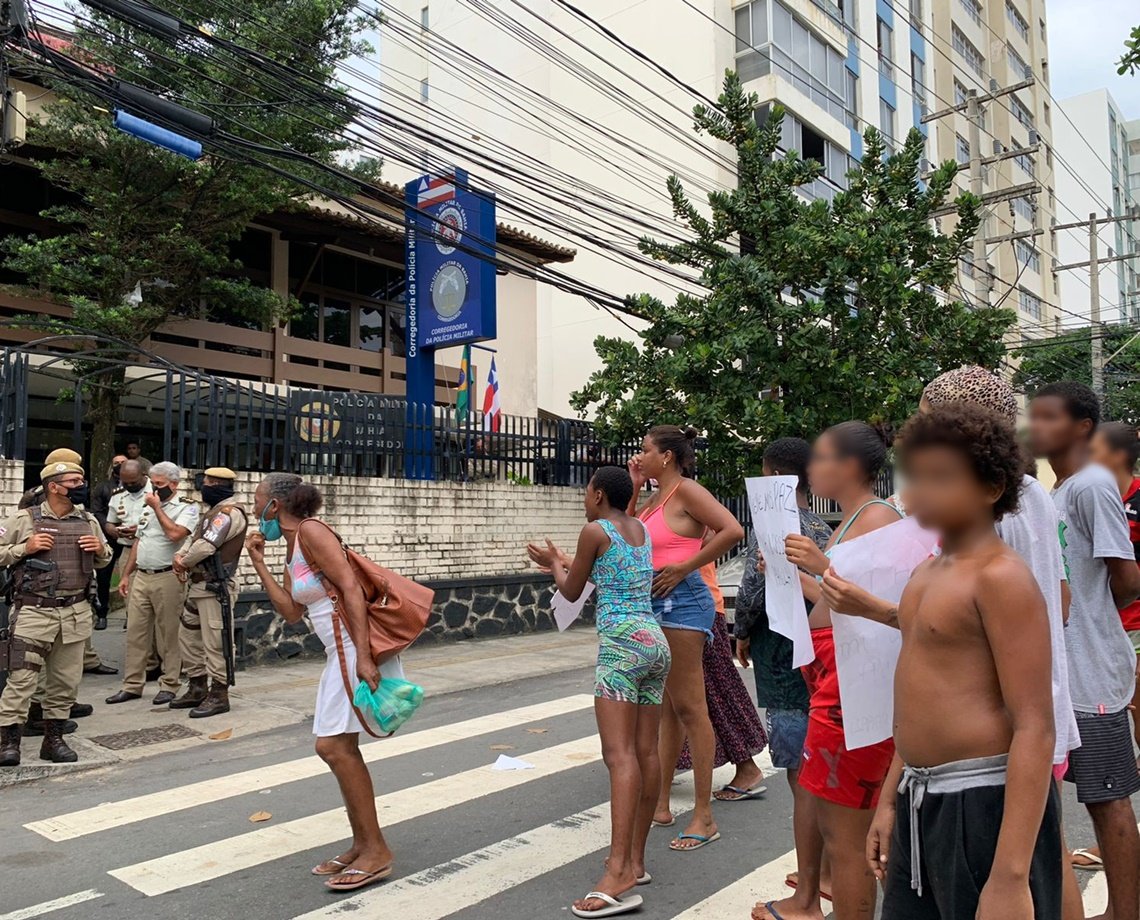 Familiares de jovem morto após ação policial no Nordeste de Amaralina protestam em frente à Corregedoria da PM; vídeo