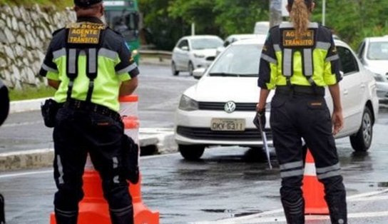 Motorista perde controle da direção, carro capota e atinge outros veículos no Dique do Tororó; trânsito fica intenso na região