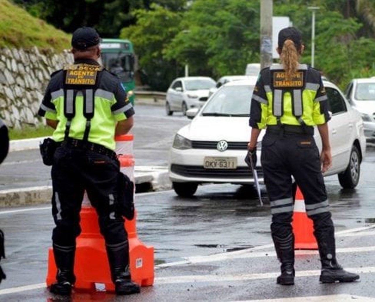 Motorista perde controle da direção, carro capota e atinge outros veículos no Dique do Tororó; trânsito fica intenso na região