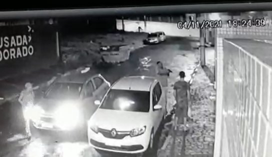 Assista: trabalhador é ameaçado com arma e tem carro roubado em Lauro de Freitas; "pediu para não levar"