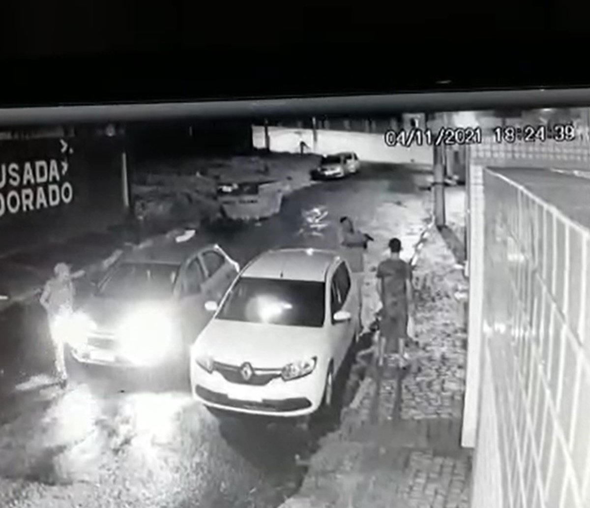 Assista: trabalhador é ameaçado com arma e tem carro roubado em Lauro de Freitas; "pediu para não levar"