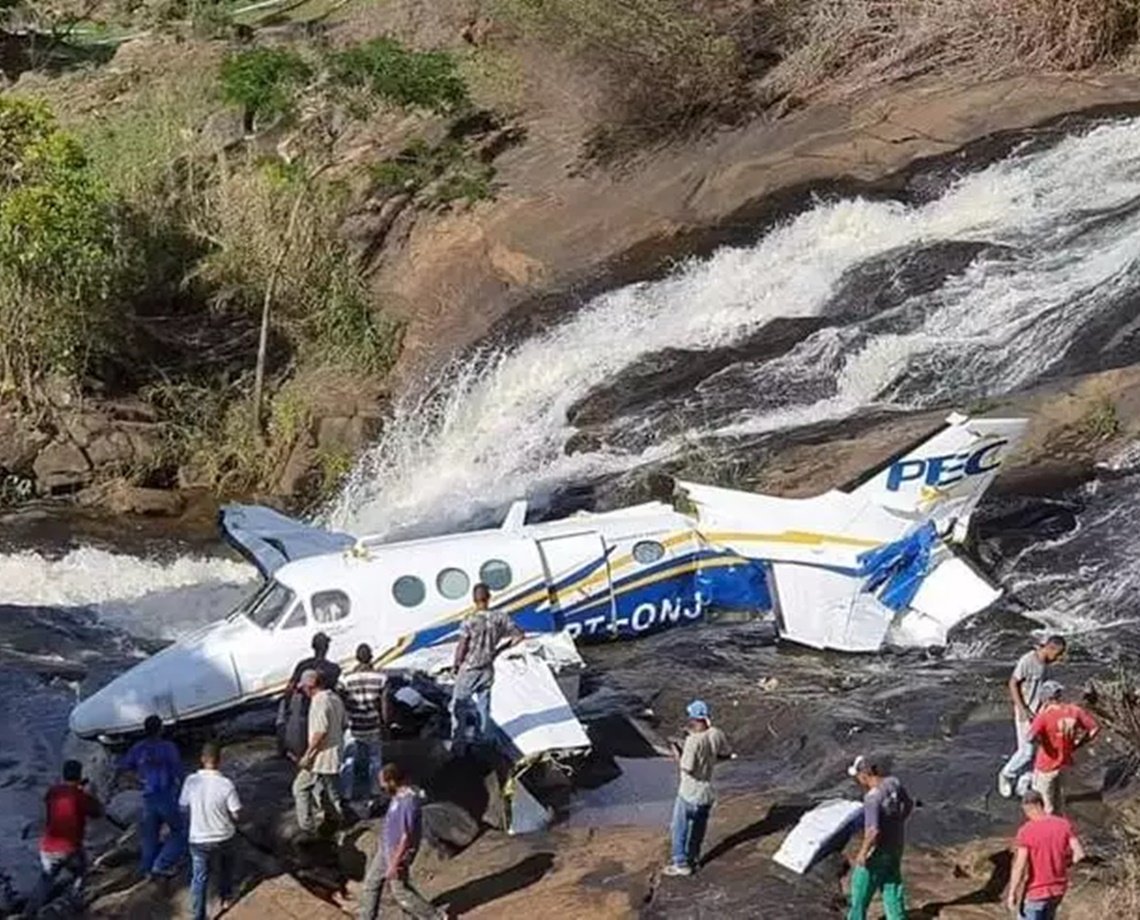 Avião que levava Marília Mendonça atingiu cabo de distribuição em Caratinga