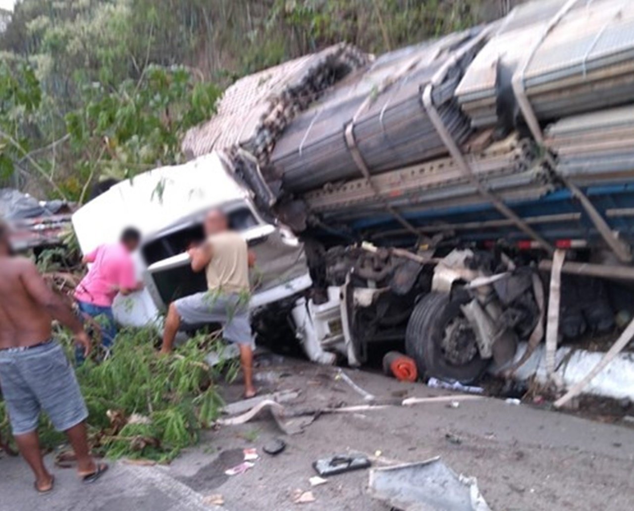 BR-101: Carreta perde freio, causa acidente entre nove veículos no recôncavo baiano; ao menos, dois mortos