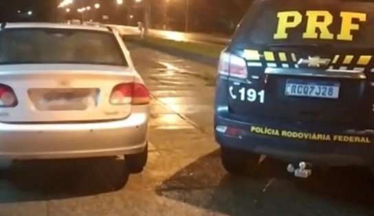 'Vai pra onde?': motorista tenta escapar de blitz, mas acaba preso pela PRF; homem não tinha habilitação e conduzia carro roubado