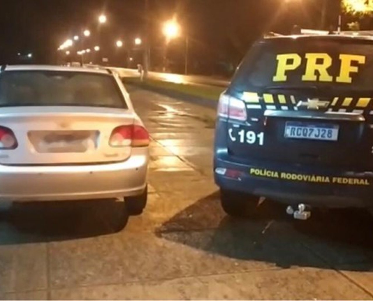 'Vai pra onde?': motorista tenta escapar de blitz, mas acaba preso pela PRF; homem não tinha habilitação e conduzia carro roubado