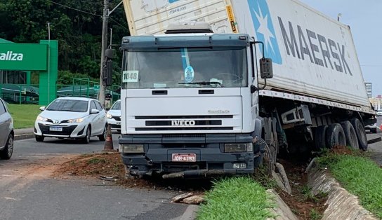 Motorista perde controle da direção, caminhão invade canteiro na BR-324 e acesso à Avenida Luís Eduardo Magalhães fica complicado