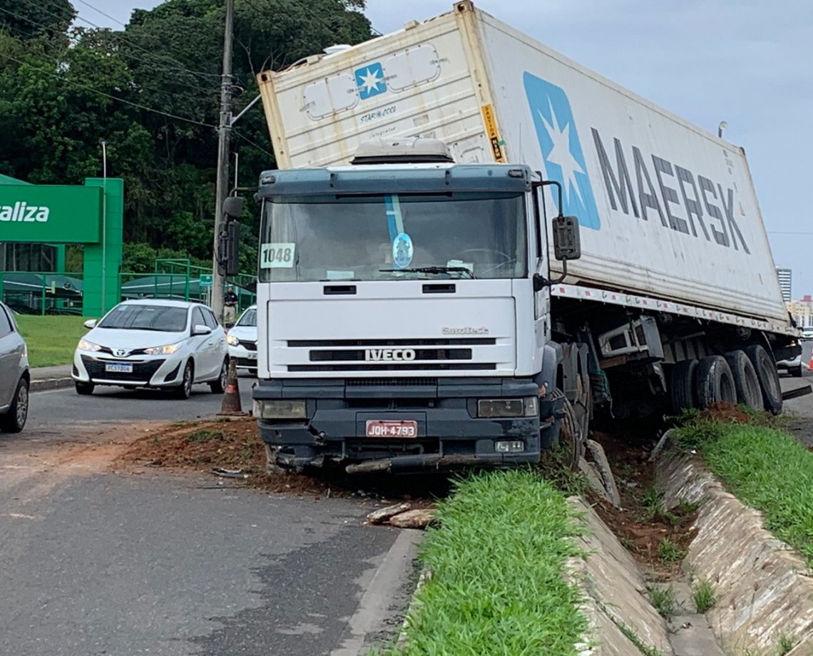 Motorista perde controle da direção, caminhão invade canteiro na BR-324 e acesso à Avenida Luís Eduardo Magalhães fica complicado