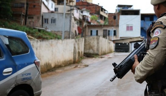 Policiais militares arrastam corpo de homem morto em confronto em Salvador; assista 