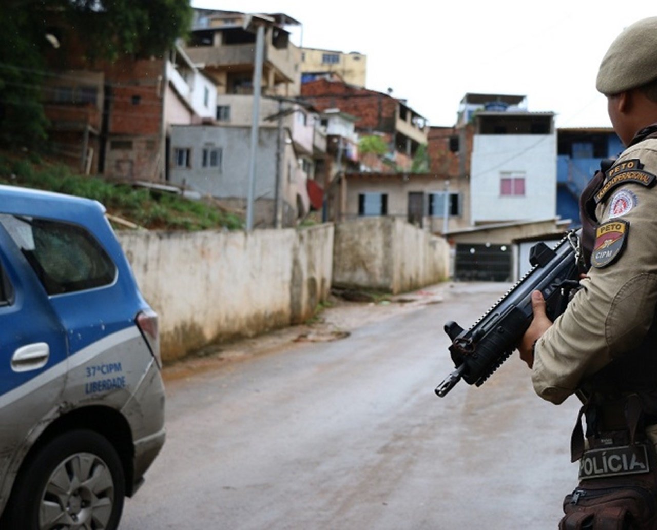 Policiais militares arrastam corpo de homem morto em confronto em Salvador; assista 