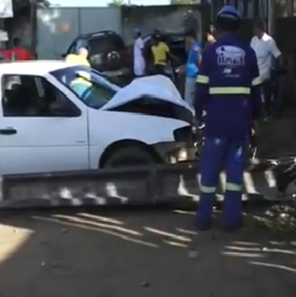 Motorista perde controle da direção e bate veículo contra poste, em Lauro de Freitas; parte da via foi interditada