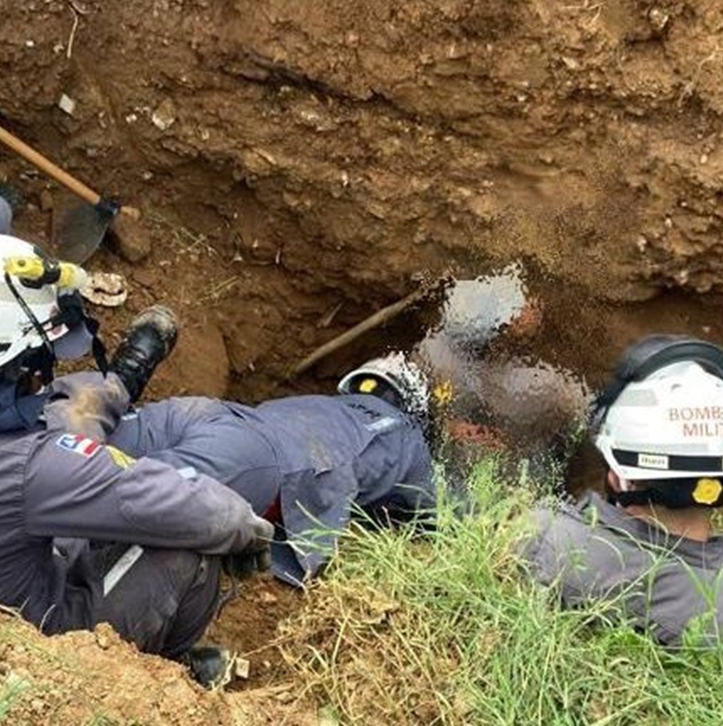 Susto! Bombeiros resgatam trabalhador que ficou parcialmente soterrado durante instalação de manilhas, no interior da Bahia