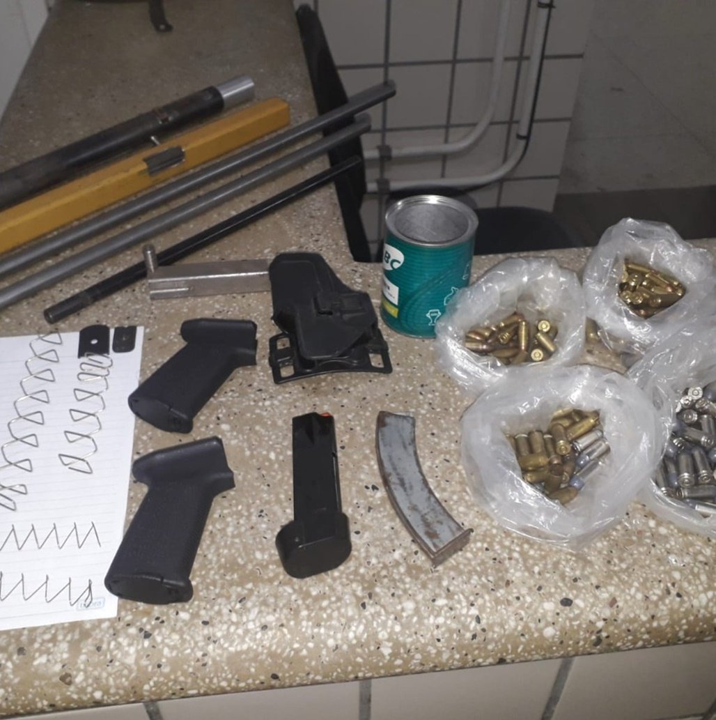 Homem que fabricava armas e vendia para facções criminosas do Sul é preso na Bahia 