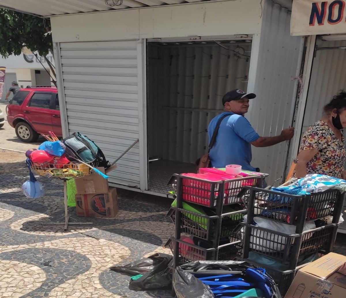 Comerciantes do Jorro têm barraquinhas derrubadas pela Prefeitura e se revoltam ; "é como se você perdesse o seu emprego de 31 anos em 72h"