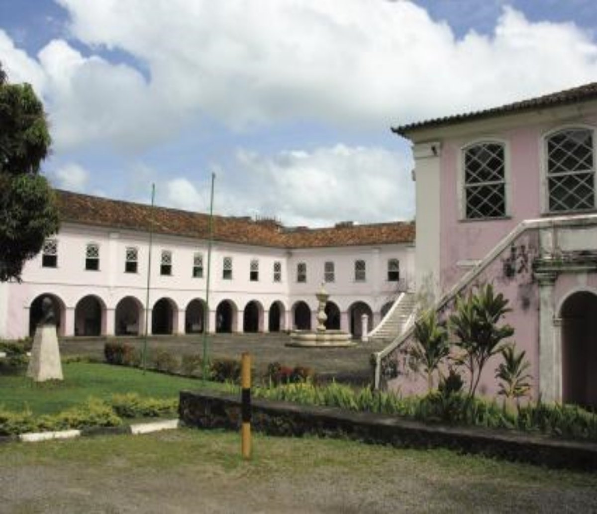 Justiça suspende leilão em área que abriga o Arquivo Público da Bahia; prédio encontra-se em alienação judicial 