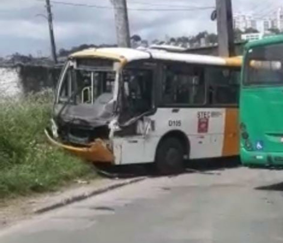 Quatro pessoas ficam feridas em acidente envolvendo ônibus no Cabula VI