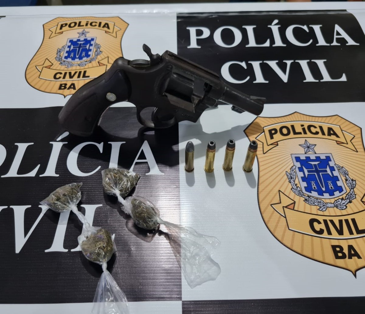 Polícia busca moto utilizada em homicídio e encontra arma e drogas em Santo Antônio de Jesus; homem foi preso