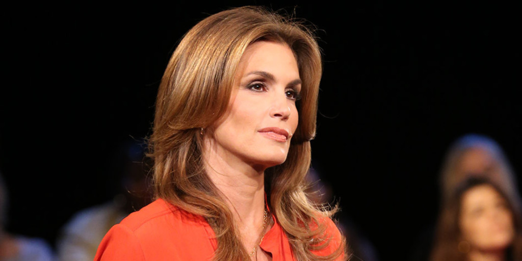 Cindy Crawford posta foto de biquíni para celebrar casamento