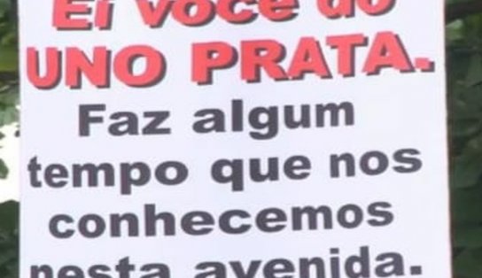 Mulher espalha cartazes procurando homem que lhe "roubou" beijo há 10 anos: "ei, você do Uno prata, por onde anda?"