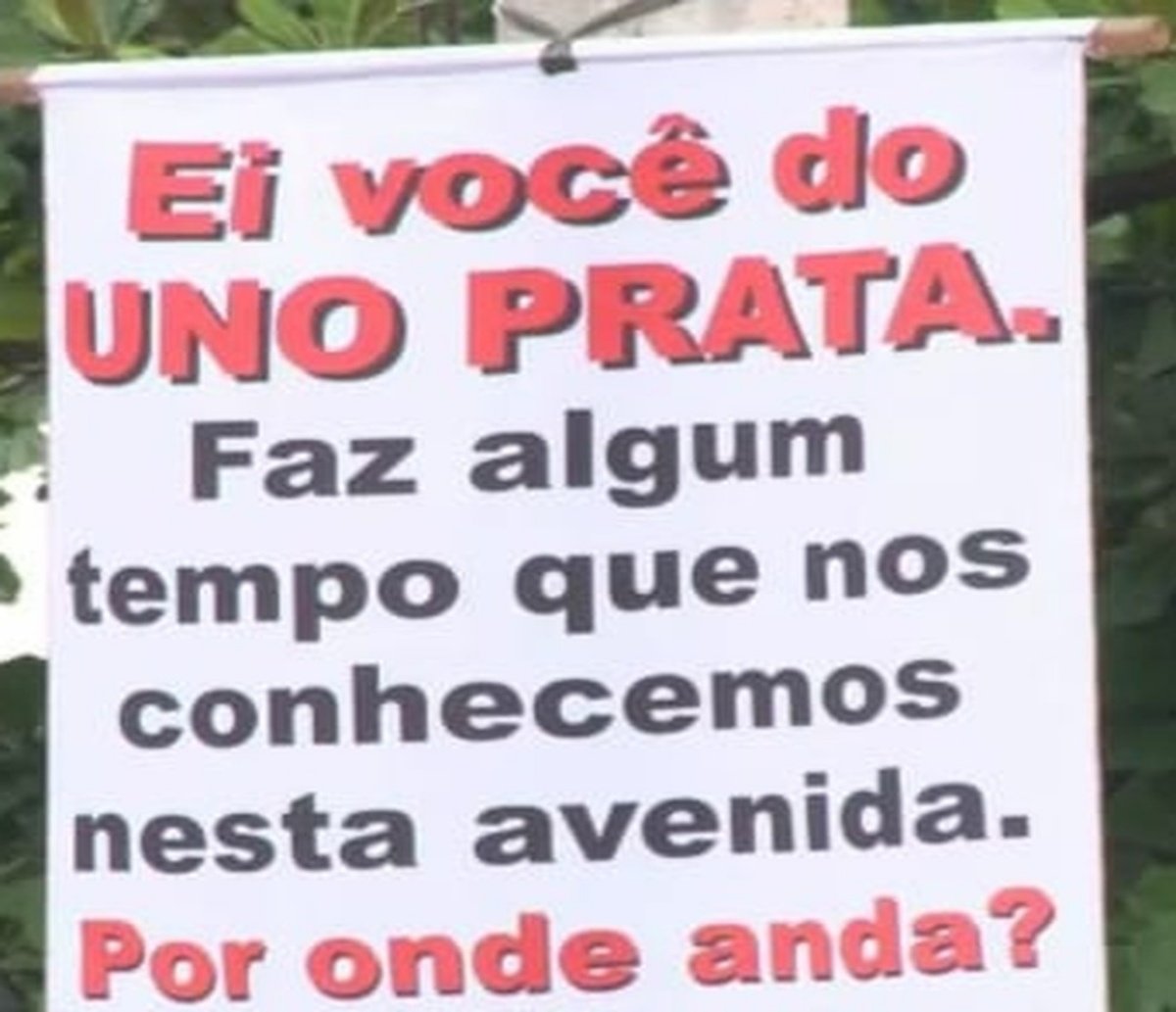 Mulher espalha cartazes procurando homem que lhe "roubou" beijo há 10 anos: "ei, você do Uno prata, por onde anda?"