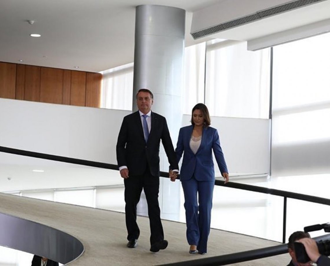 Na frente de autoridades e ao vivo, Bolsonaro insinua sexo matinal com Michelle; "bom dia muito especial" 