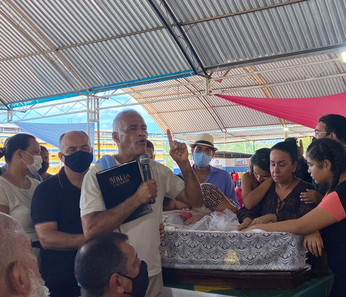 Isidório homenageia filho João Isidório durante velório; “homens e mulheres de Deus não morrem”