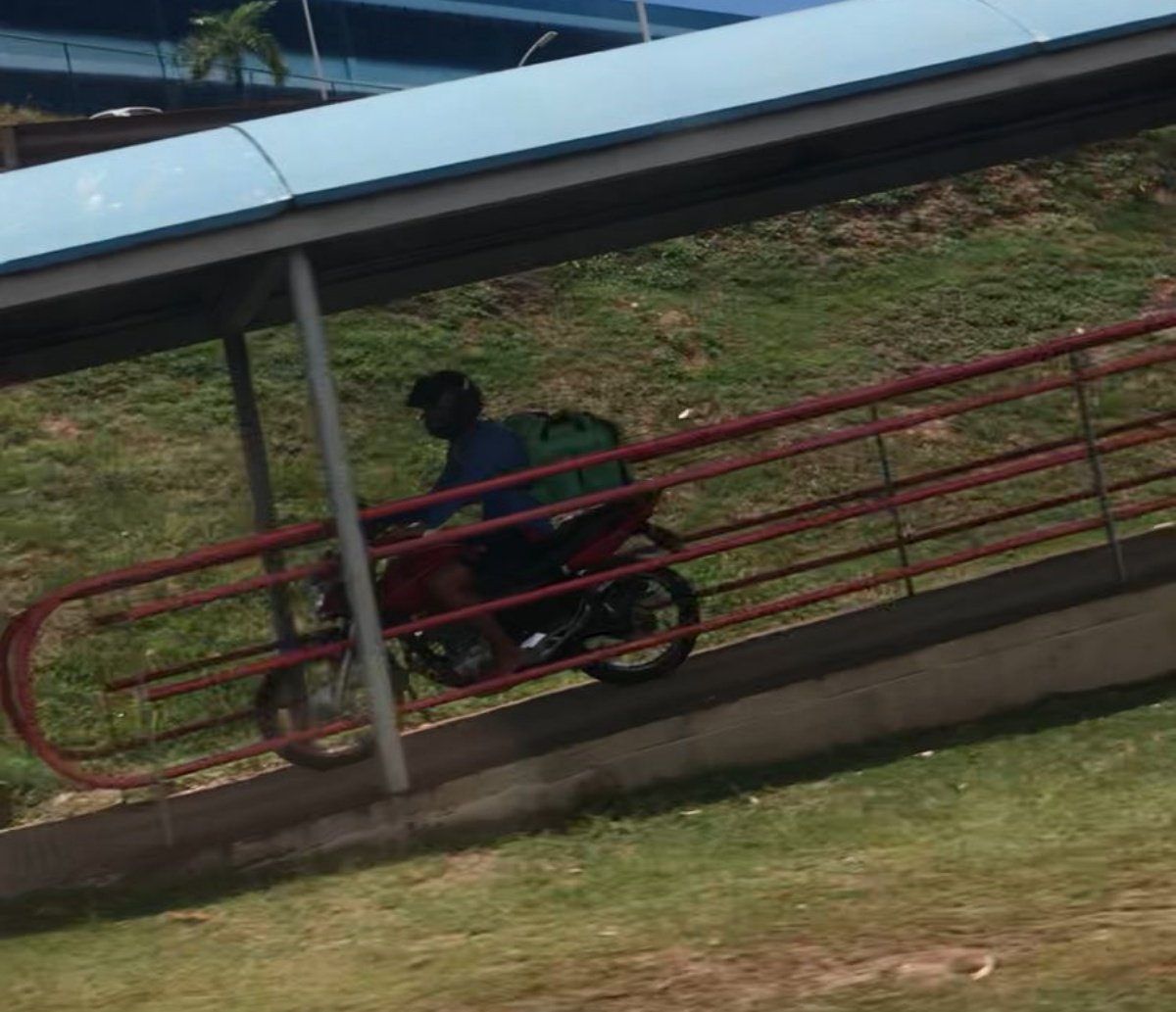 Atalho nas alturas: motociclista desafia pedestres e atravessa passarela na Avenida Paralela, em Salvador; assista 