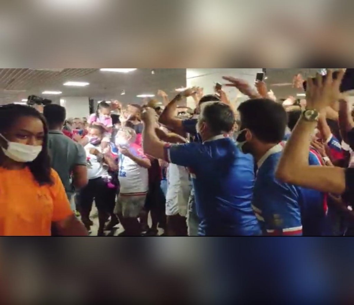 Fogo no parquinho! Torcedores do Bahia fazem protesto no aeroporto após polêmica contra o Flamengo: "CBF sem vergonha"